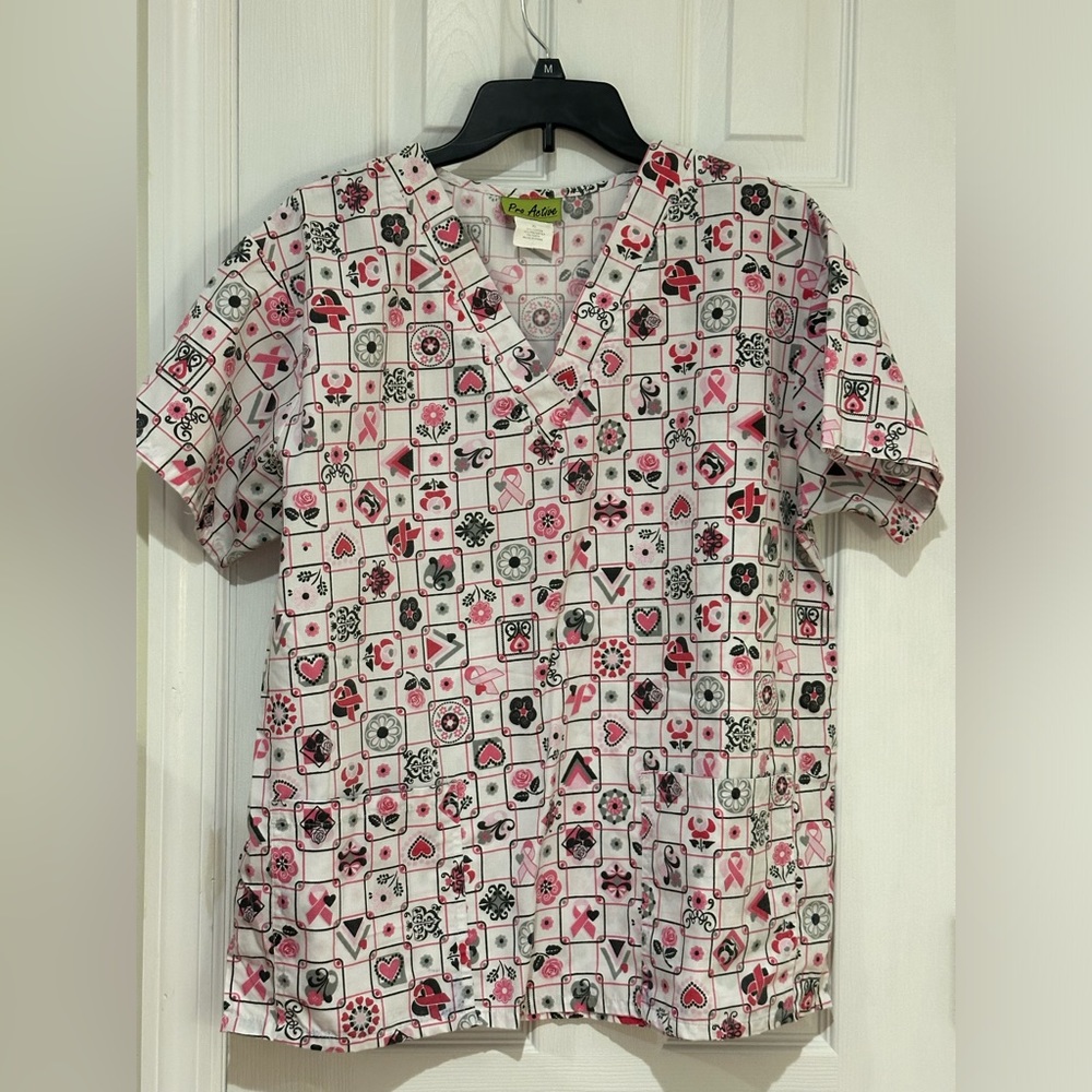 Scrub top ,pink breast cancer ribbons,with roses Preowned size XL, front pockets